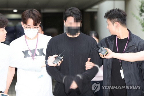 약물을 복용한 채 운전하다가 사고를 내 행인을 다치게 한 혐의를 받는 신모씨가 11일 서울 서초구 서울중앙지방법원에서 구속 전 피의자 심문(영장실질심사)을 마친 뒤 이동하고 있다. 연합뉴스